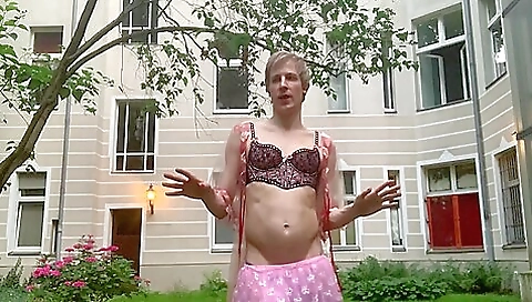 Shemale Is Always Hungry For Raw Cock